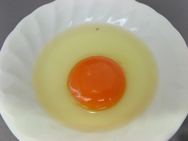 赤色色素を添加した卵
