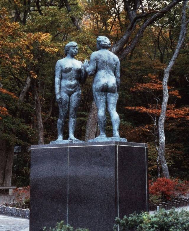 十和田湖畔に建つ「乙女の像」