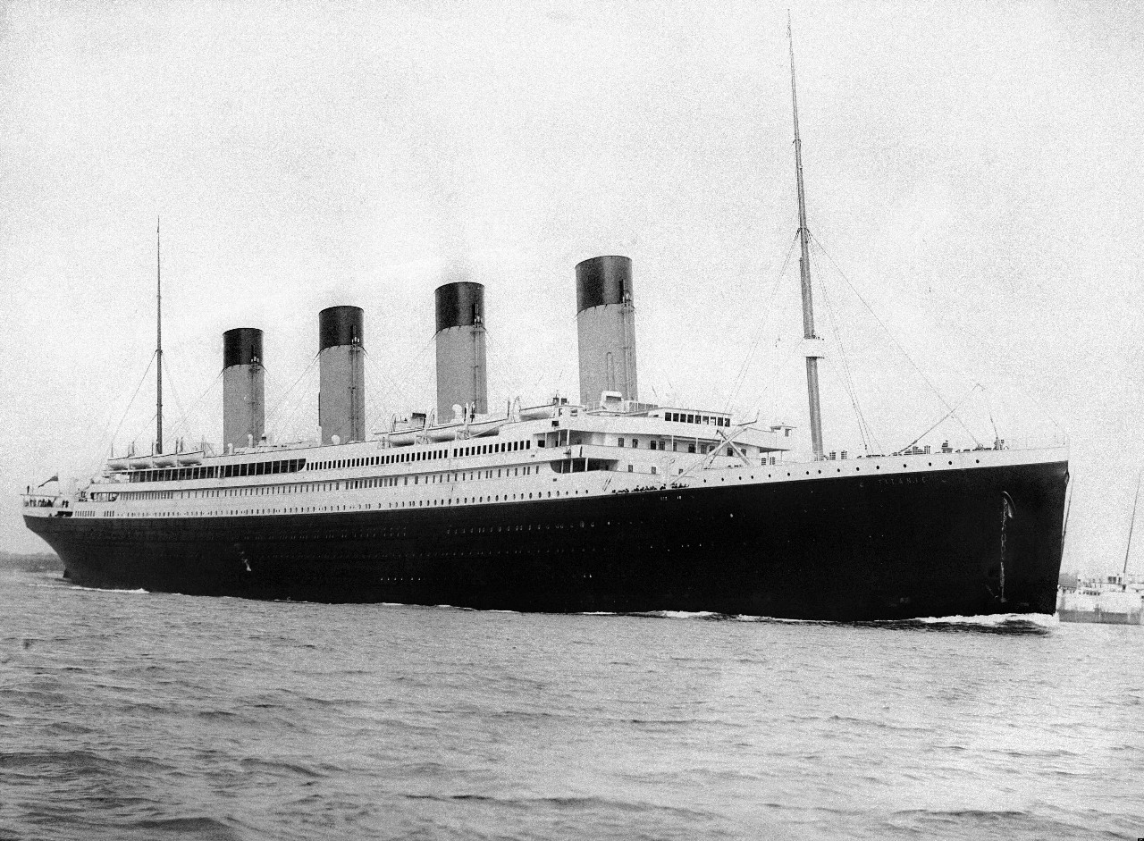 初航海中のイギリスの大型客船「タイタニック号」